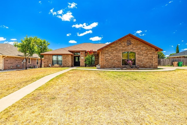 view of front of property featuring a front lawn