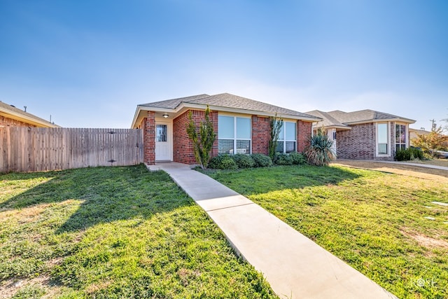 single story home featuring a front lawn