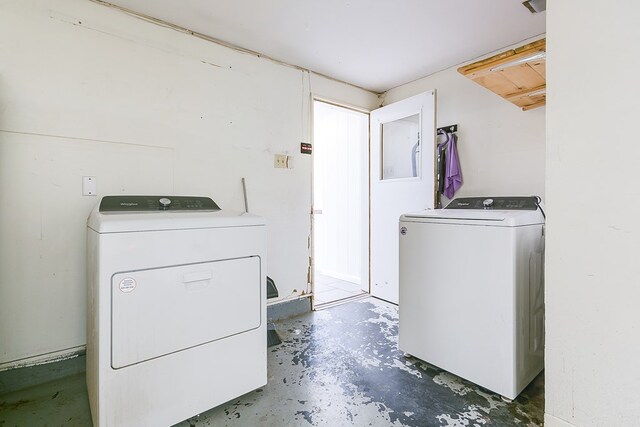 2526 Harvard Ave, San Angelo, TX 76904 - clothes washing area featuring independent washer and dryer