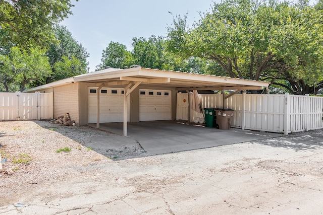 5213 Green Valley Trl, San Angelo, TX 76904 - garage with a garage and a gate