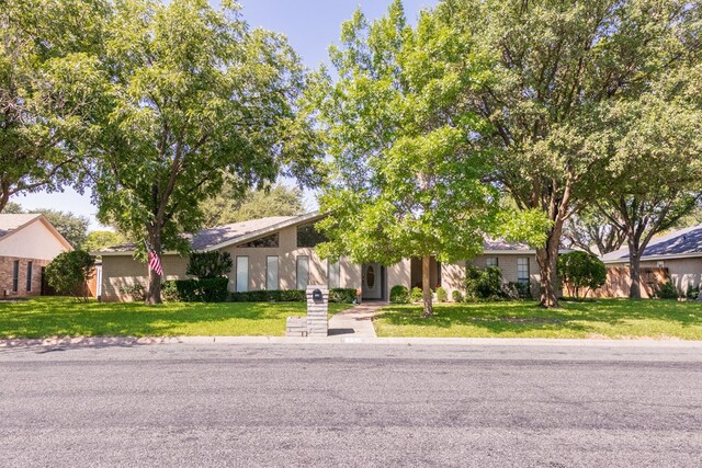 5213 Green Valley Trl, San Angelo, TX 76904 - view of front of home with a front yard