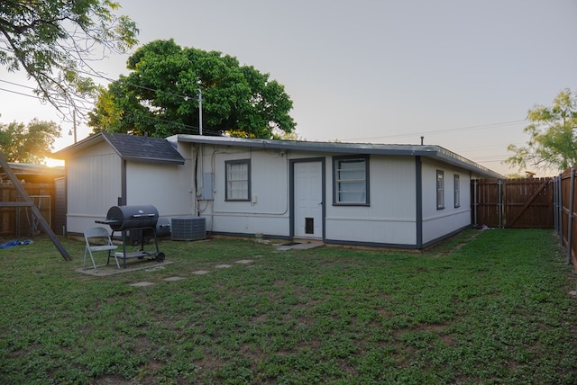 417 E 47th St, San Angelo, TX 76903 - back of property with a fenced backyard