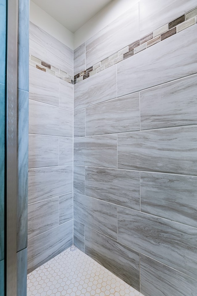 full bathroom featuring tiled shower