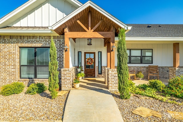 entrance to property featuring a porch