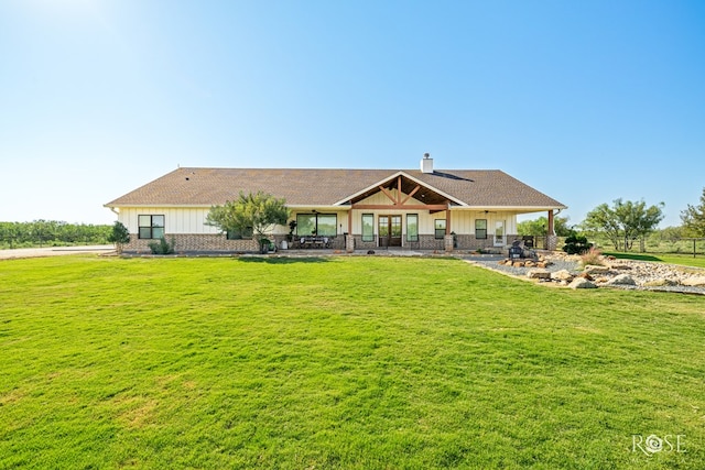 view of front of property featuring a front yard