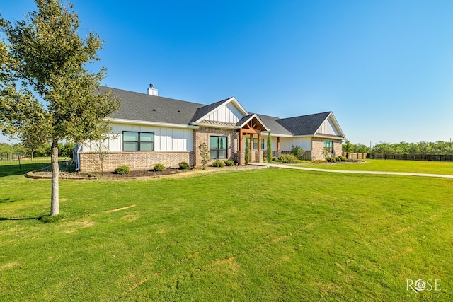 view of front of house featuring a front yard