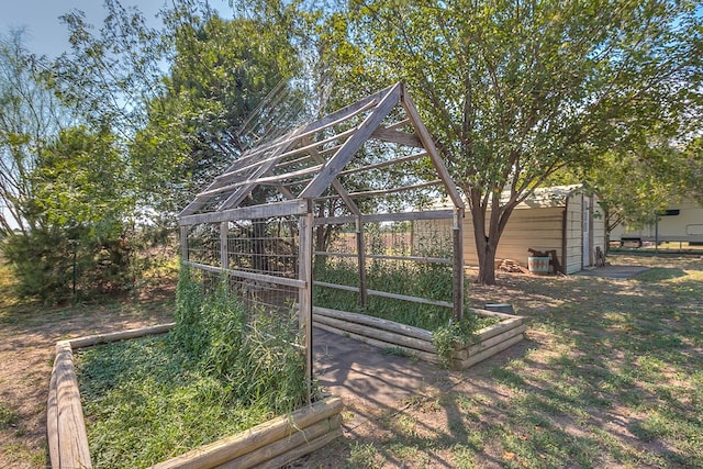 view of yard with an outdoor structure