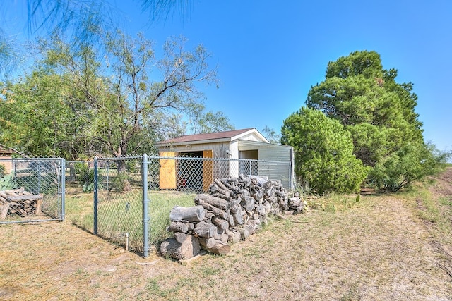 view of yard featuring an outdoor structure