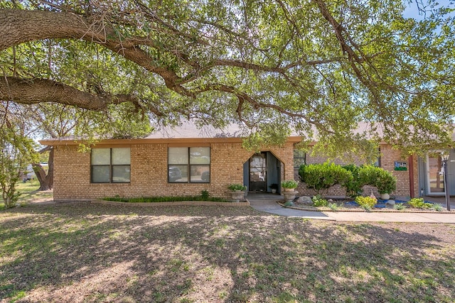 ranch-style house with a front yard