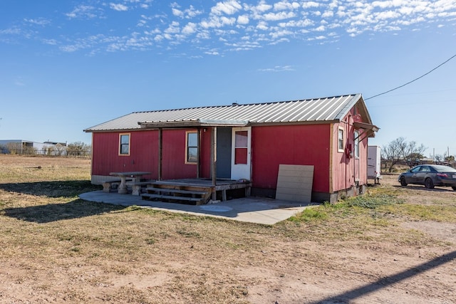 view of front of house with a front lawn