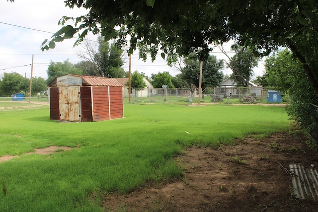 1008 10th St, Ballinger, TX 76821 - view of yard featuring a storage unit