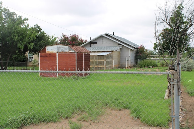 1008 10th St, Ballinger, TX 76821 - view of yard with an outdoor structure