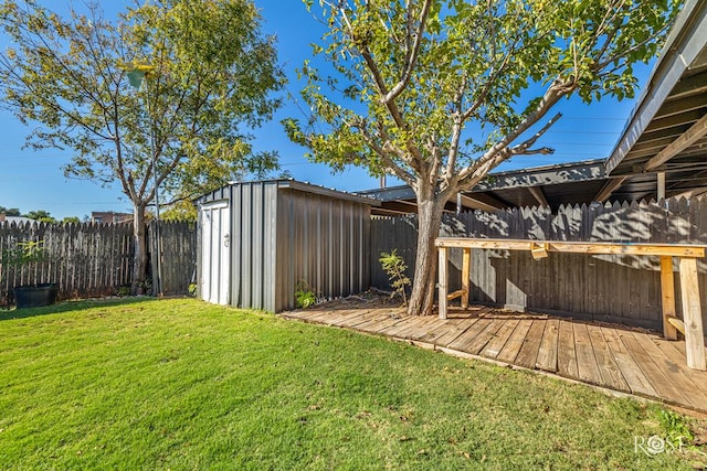 view of yard with a storage unit