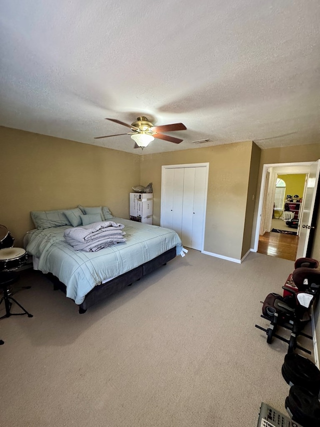 5214 Green Valley Trl, San Angelo, TX 76904 - bedroom with carpet floors, a textured ceiling, a ceiling fan, and a closet