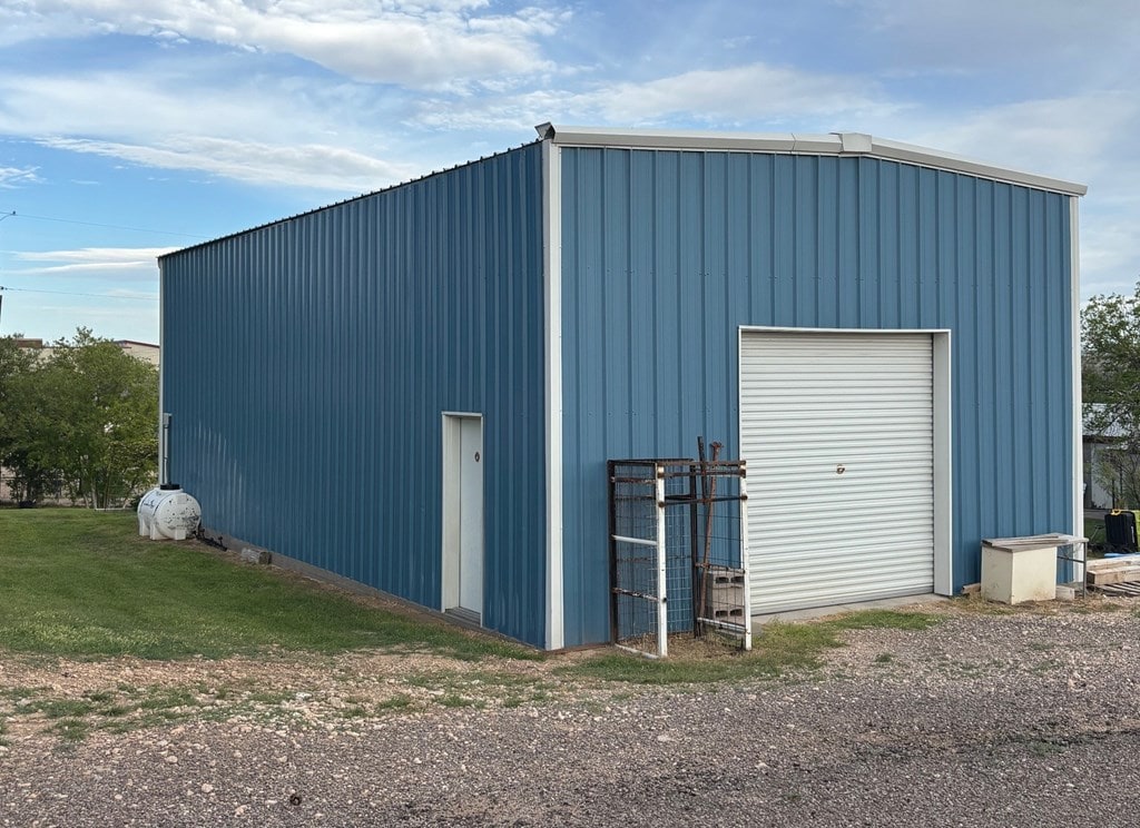 1210 Elizabeth St, Rankin, TX 79778 - view of outdoor structure with an outbuilding