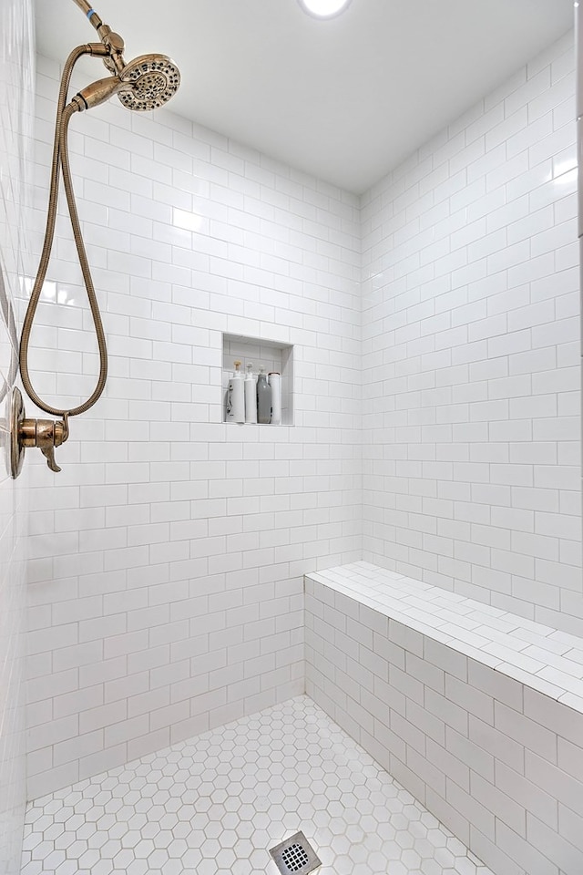 2805 Alta Vista Ln, San Angelo, TX 76904 - full bath featuring tiled shower