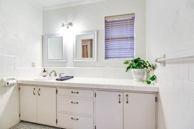 2805 Alta Vista Ln, San Angelo, TX 76904 - full bath featuring double vanity, tile walls, and crown molding