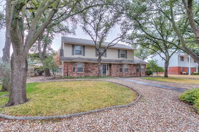 2805 Alta Vista Ln, San Angelo, TX 76904 - traditional home featuring curved driveway, brick siding, and a front lawn