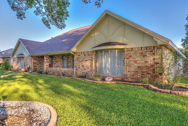 view of front of property featuring a front lawn