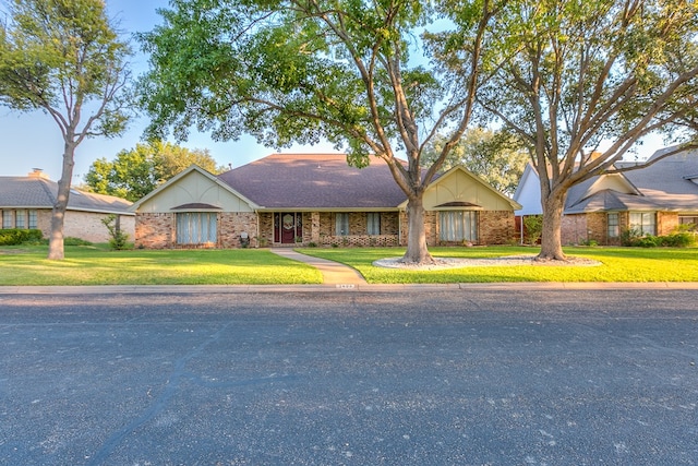 ranch-style house featuring a front lawn