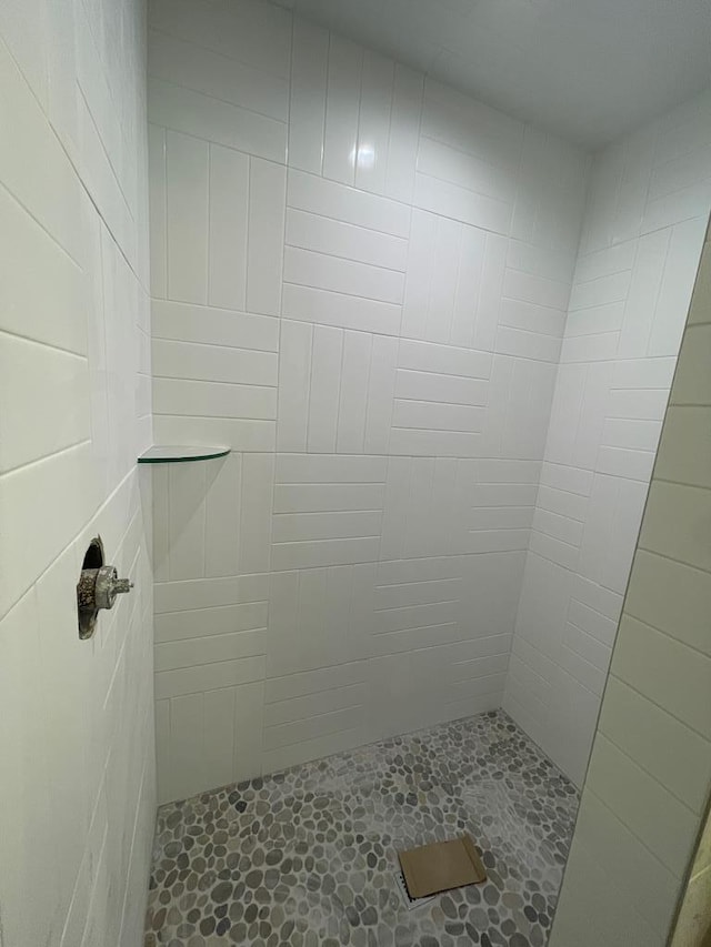 bathroom featuring tiled shower