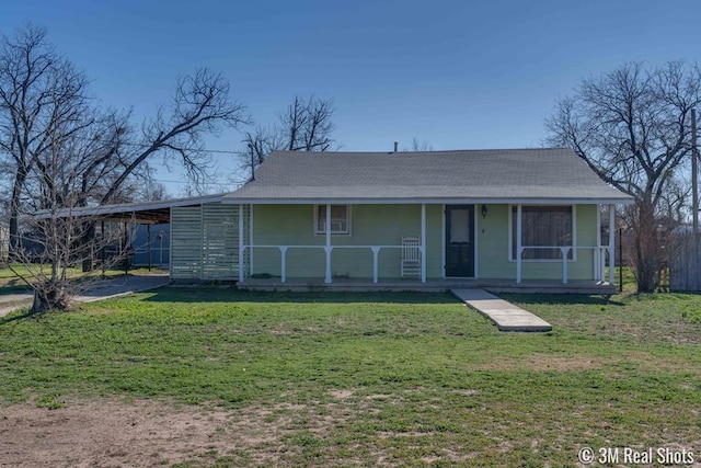 view of front of property featuring a carport, covered porch, and a front lawn