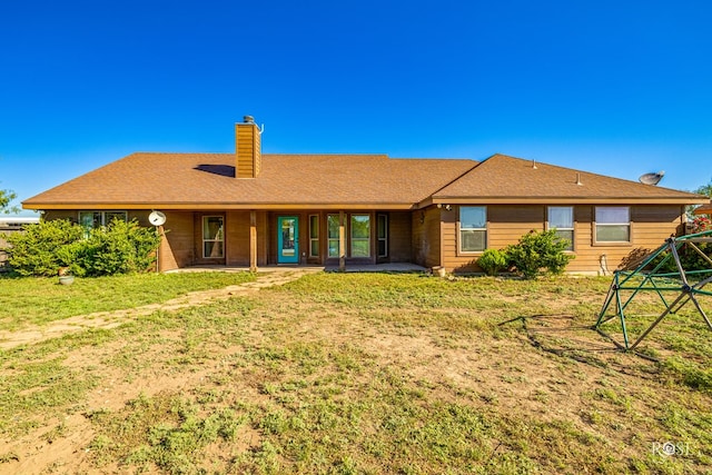 back of house featuring a lawn