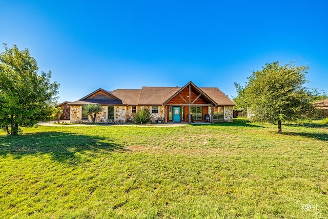 craftsman inspired home featuring a front yard