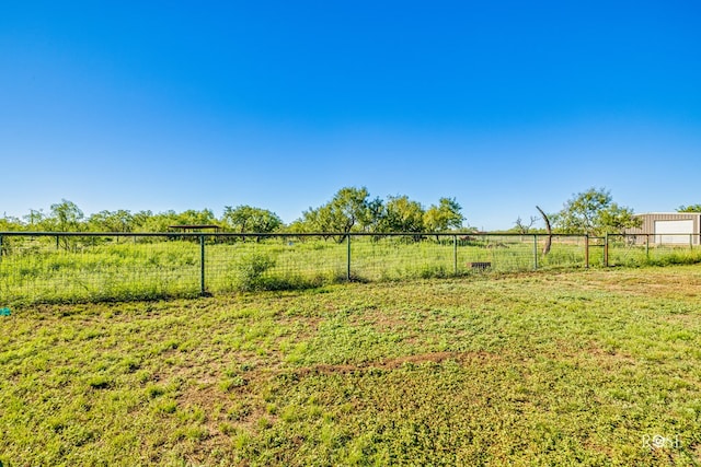 view of yard featuring a rural view