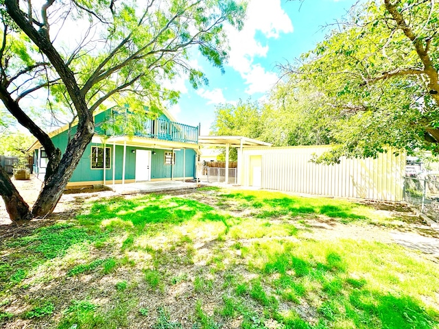 view of yard featuring a patio