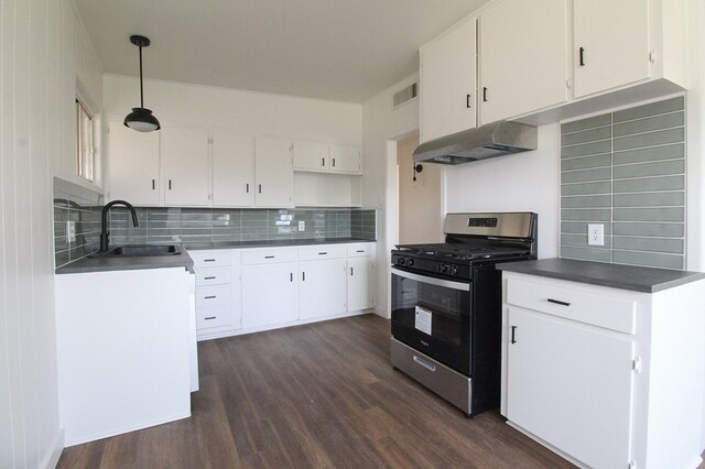 kitchen featuring sink, dark wood-type flooring, white cabinetry, decorative backsplash, and gas range