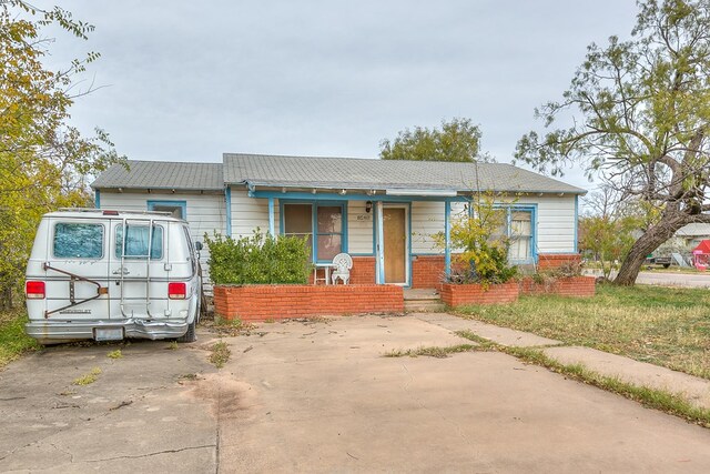 view of front of property with covered porch