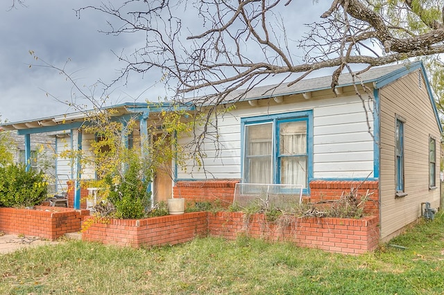 view of side of property featuring a yard