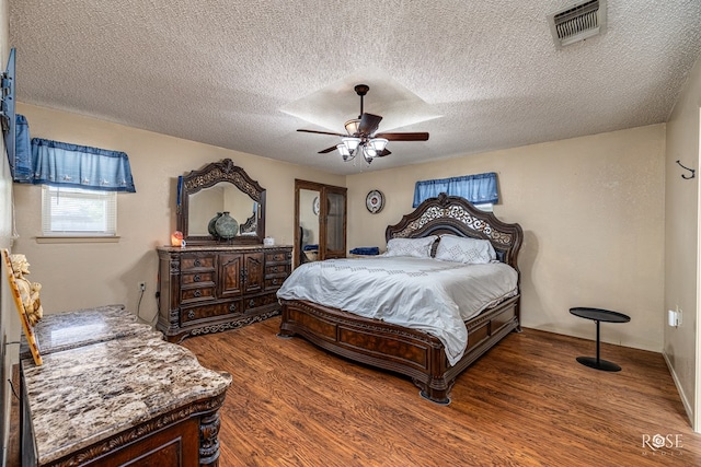 1729 Parkview Dr, San Angelo, TX 76904 - bedroom featuring wood finished floors, a ceiling fan, and a textured ceiling