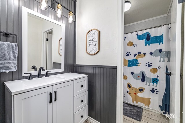 3610 Southland Blvd, San Angelo, TX 76904 - bathroom with wood finished floors, vanity, and curtained shower