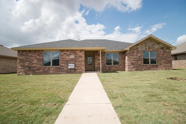 single story home featuring a front yard