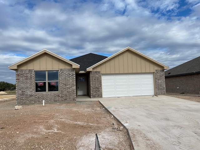 ranch-style home featuring a garage