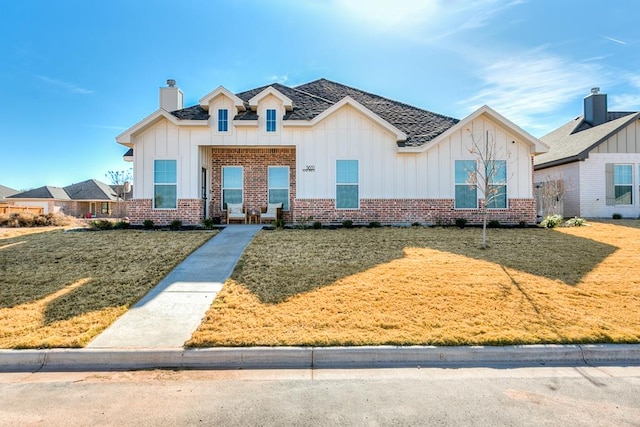 view of front of house with a front lawn