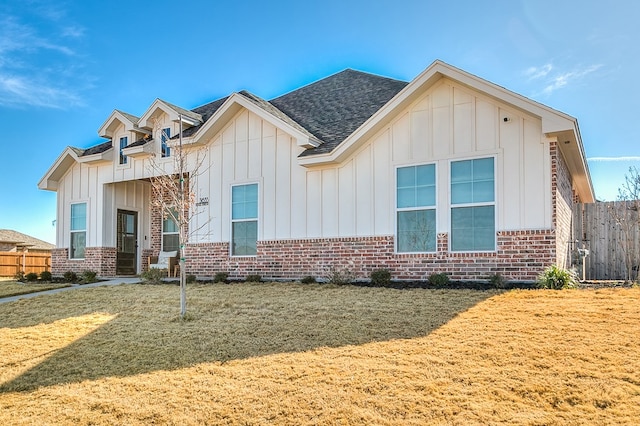 view of front of house with a front lawn