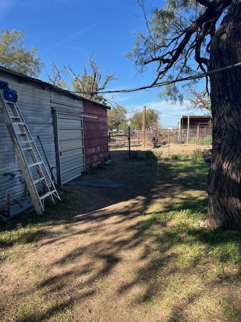 view of yard featuring an outdoor structure