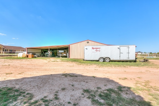 view of yard featuring an outbuilding