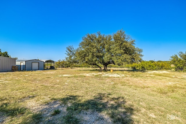 view of yard featuring an outbuilding and a garage