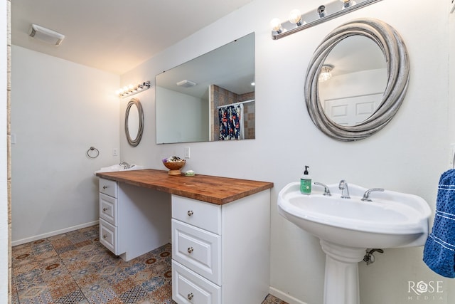 full bathroom with curtained shower, visible vents, and baseboards