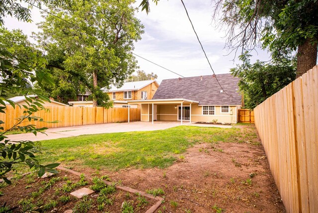 view of yard featuring a patio