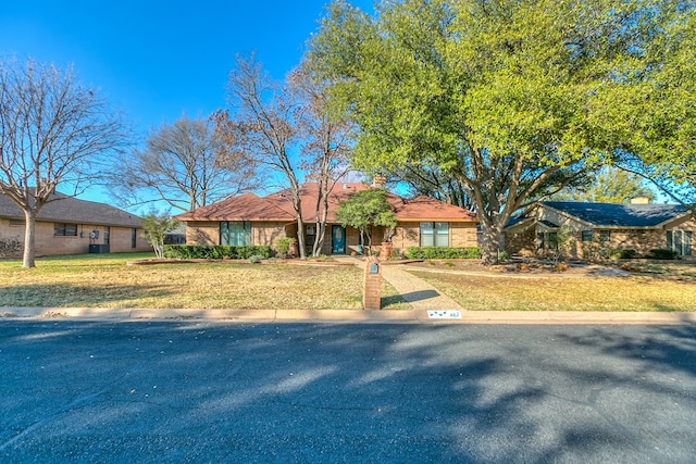 single story home featuring a front lawn