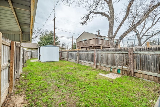 view of yard featuring a storage unit