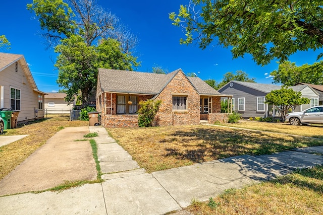 view of front of home featuring a front lawn