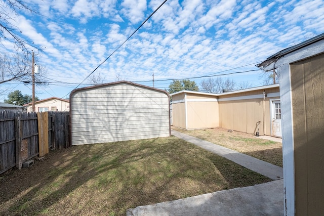 view of yard featuring a storage shed