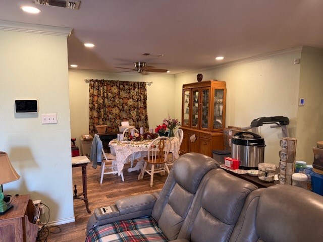 full bath with visible vents, crown molding, vanity, and toilet