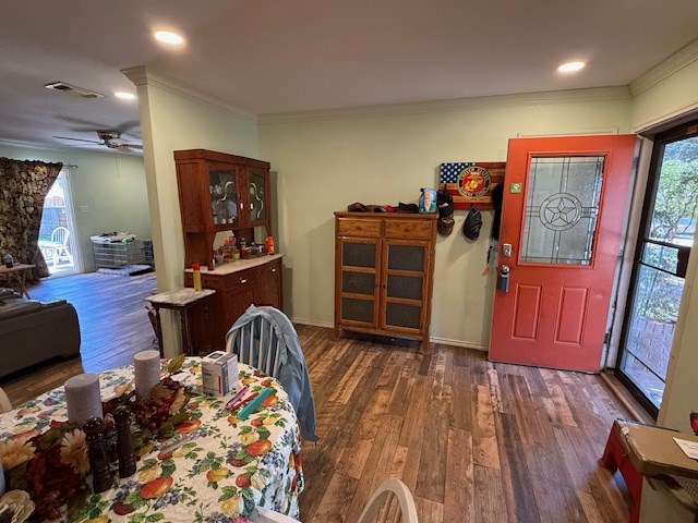 foyer with a ceiling fan, ornamental molding, dark wood-style flooring, and recessed lighting